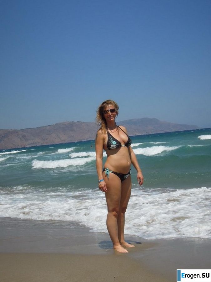 naked pregnant Lucy on the beach with the future father. Slide 2