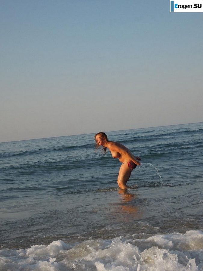 naked pregnant Lucy on the beach with the future father. Slide 21
