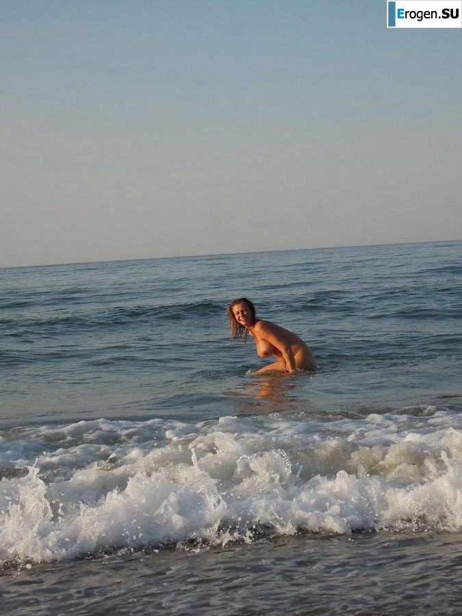naked pregnant Lucy on the beach with the future father. Slide 22