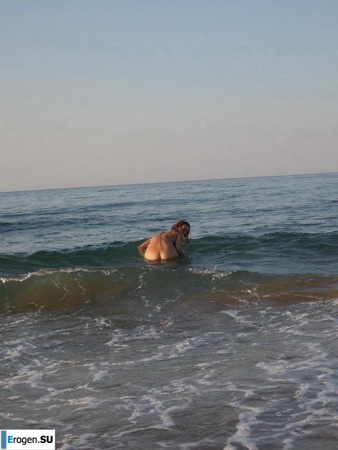 naked pregnant Lucy on the beach with the future father. Slide 23