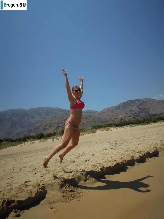 naked pregnant Lucy on the beach with the future father. Slide 27