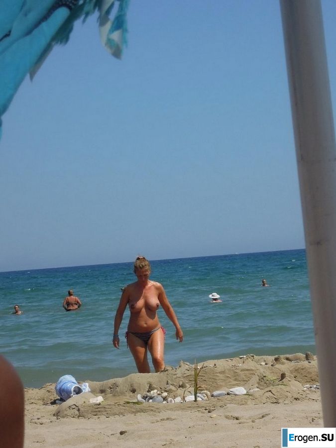 naked pregnant Lucy on the beach with the future father. Slide 36