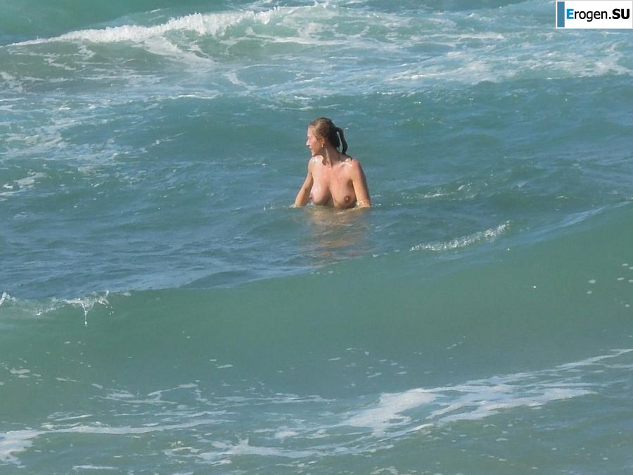 naked pregnant Lucy on the beach with the future father. Slide 4