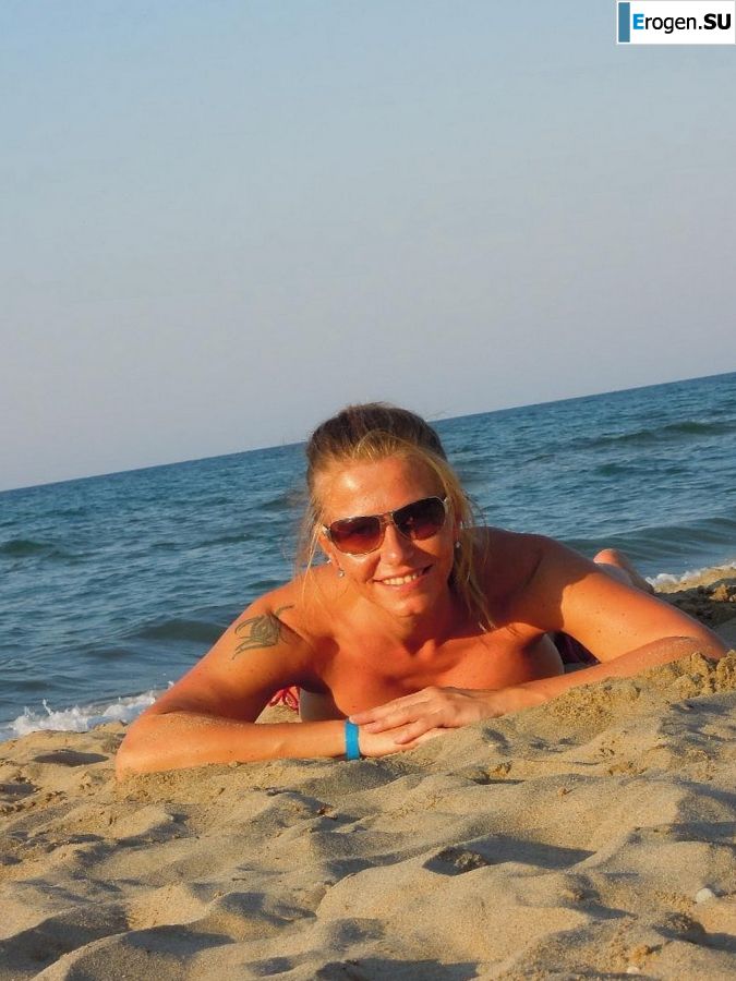 naked pregnant Lucy on the beach with the future father. Slide 40