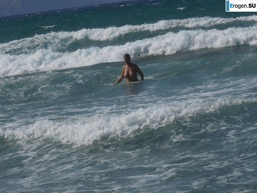 naked pregnant Lucy on the beach with the future father. Slide 5