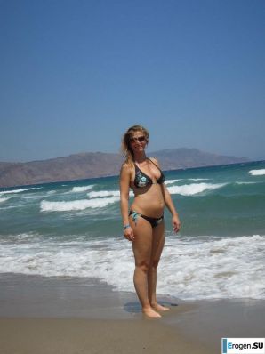 naked pregnant Lucy on the beach with the future father. Thumbnail 2