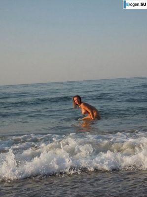 naked pregnant Lucy on the beach with the future father. Thumbnail 22