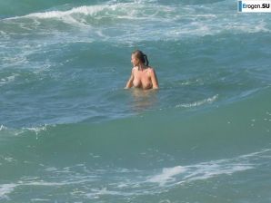 naked pregnant Lucy on the beach with the future father. Thumbnail 4