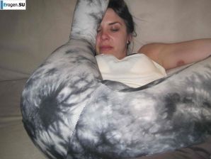 naked brunette and her legs behind her head. Thumbnail 10