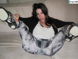naked brunette and her legs behind her head. Thumbnail 7