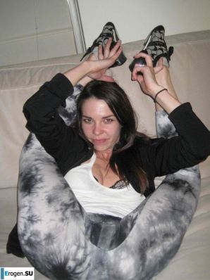 naked brunette and her legs behind her head. Thumbnail 8
