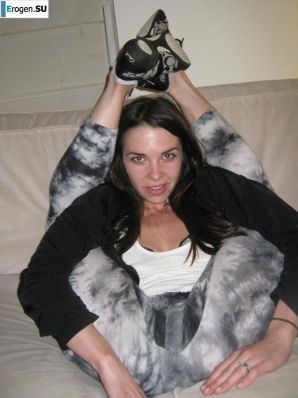 naked brunette and her legs behind her head. Thumbnail 9