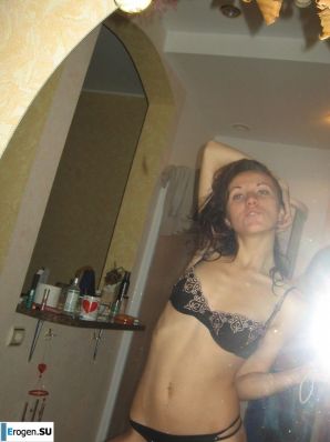 a young couple hanging out without panties. Thumbnail 14