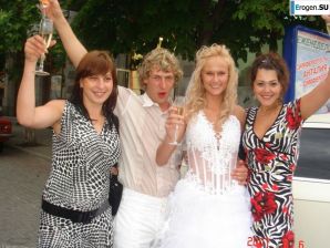 wedding and honeymoon of a blonde model. Thumbnail 10