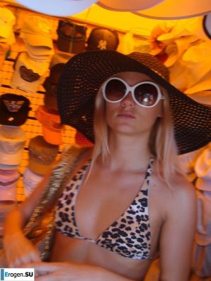 wedding and honeymoon of a blonde model. Thumbnail 14