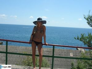 wedding and honeymoon of a blonde model. Thumbnail 17