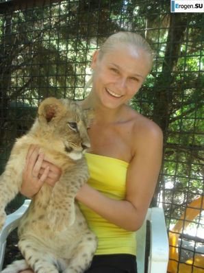 wedding and honeymoon of a blonde model. Thumbnail 20