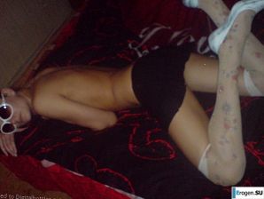 wedding and honeymoon of a blonde model. Thumbnail 3
