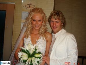 wedding and honeymoon of a blonde model. Thumbnail 7