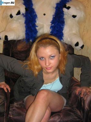 naked blonde wriggles before sex. Thumbnail 2