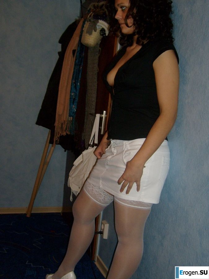 a dark-skinned nude brunette posing in various poses. Part 2. Slide 18