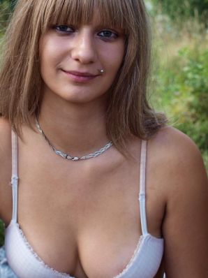 две подружки без лифчиков у реки. Миниатюра 4