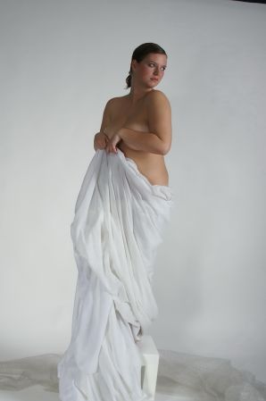 Busty amateur model. Thumbnail 3