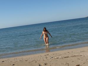 undressed on a deserted beach. Thumbnail 14