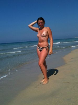 undressed on a deserted beach. Thumbnail 8
