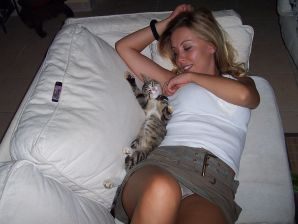 stripper in the courtyard with her boyfriend. Thumbnail 23