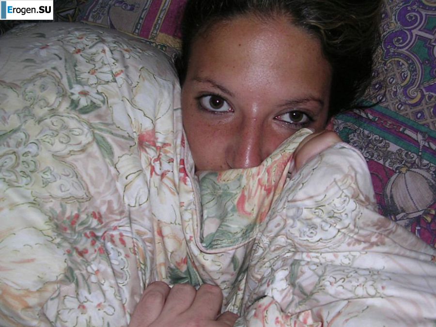 A tanned brunette shines her tits in the morning in bed. Slide 11