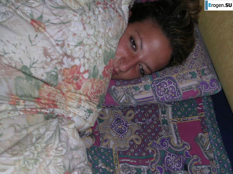 A tanned brunette shines her tits in the morning in bed. Slide 13