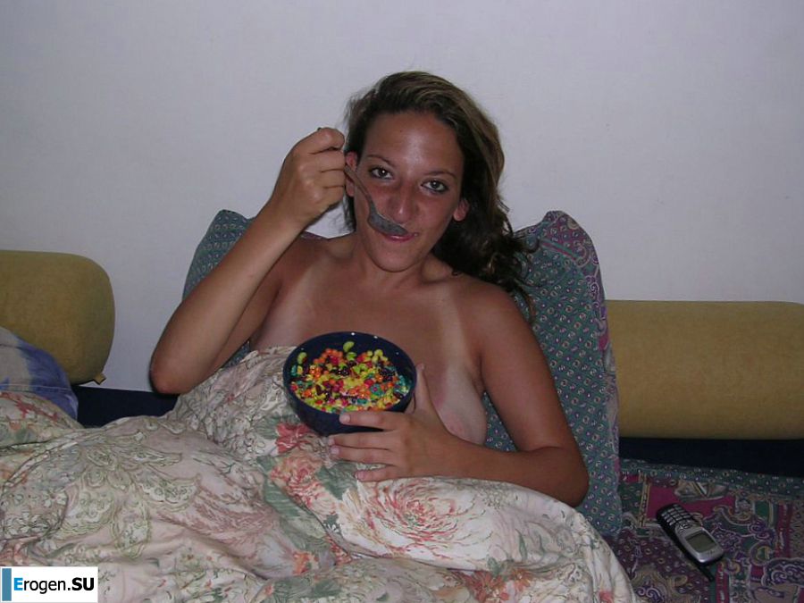 A tanned brunette shines her tits in the morning in bed. Slide 14