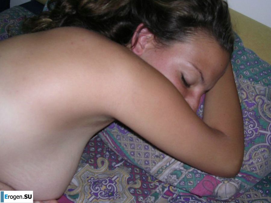 A tanned brunette shines her tits in the morning in bed. Slide 23