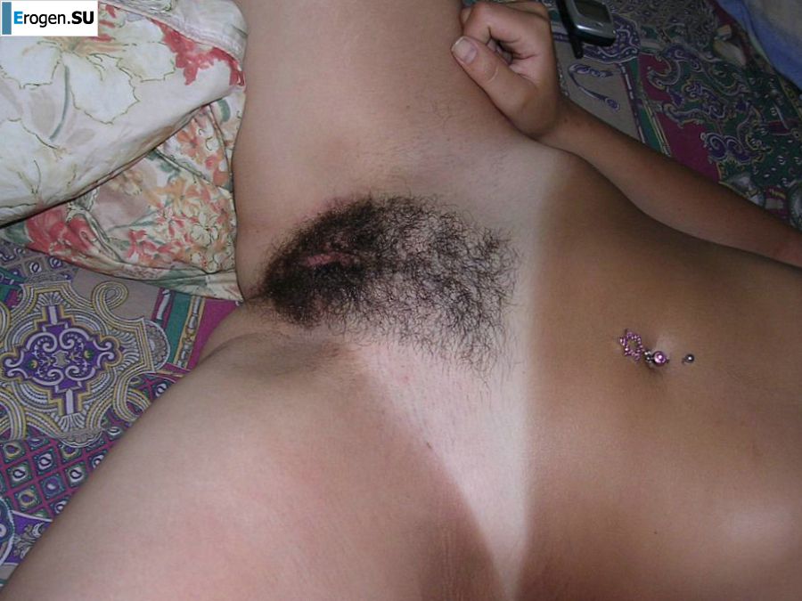 A tanned brunette shines her tits in the morning in bed. Slide 25