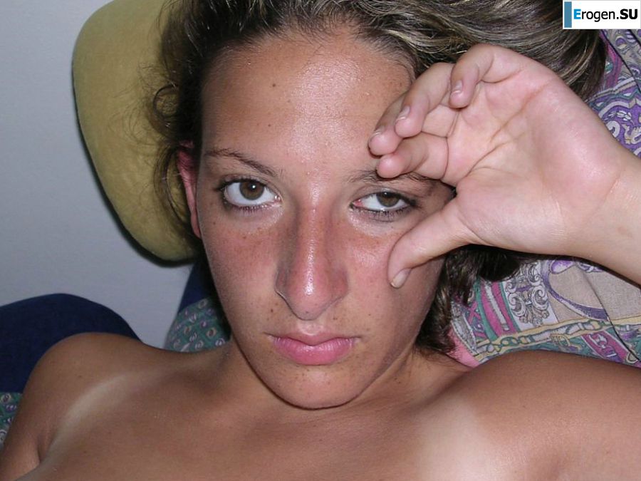 A tanned brunette shines her tits in the morning in bed. Slide 27