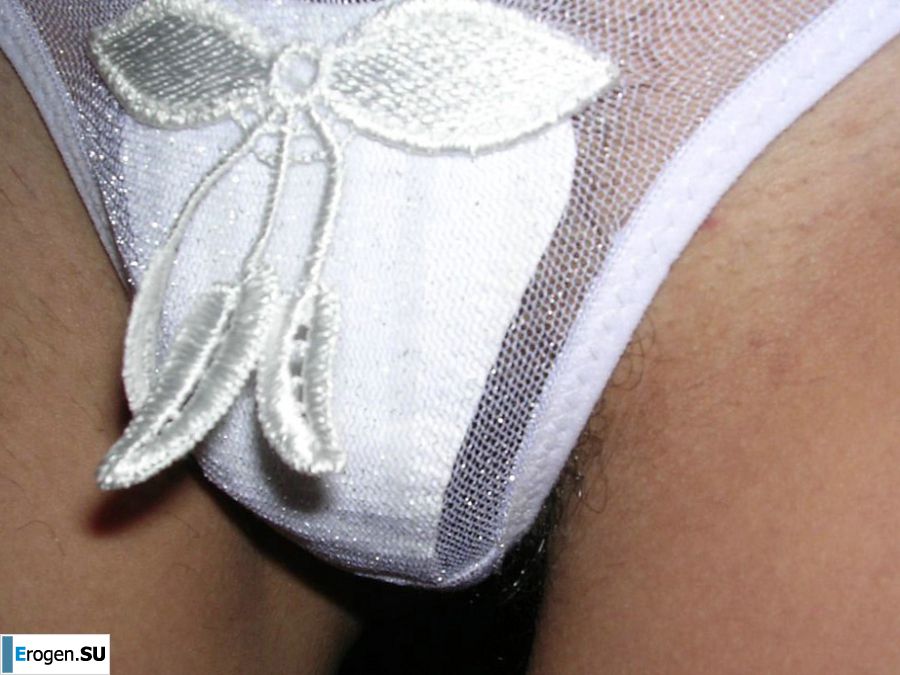 A tanned brunette shines her tits in the morning in bed. Slide 35