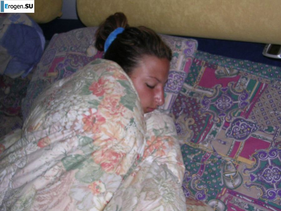 A tanned brunette shines her tits in the morning in bed. Slide 8