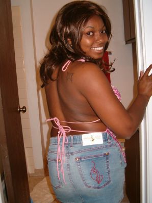Appetizing black woman masturbates and shows her wet pussy. Thumbnail 30