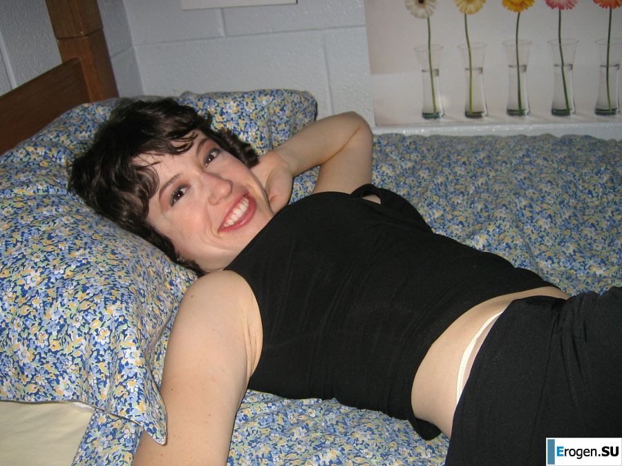 Mature chick pulled big boobs out of her bra. Slide 22