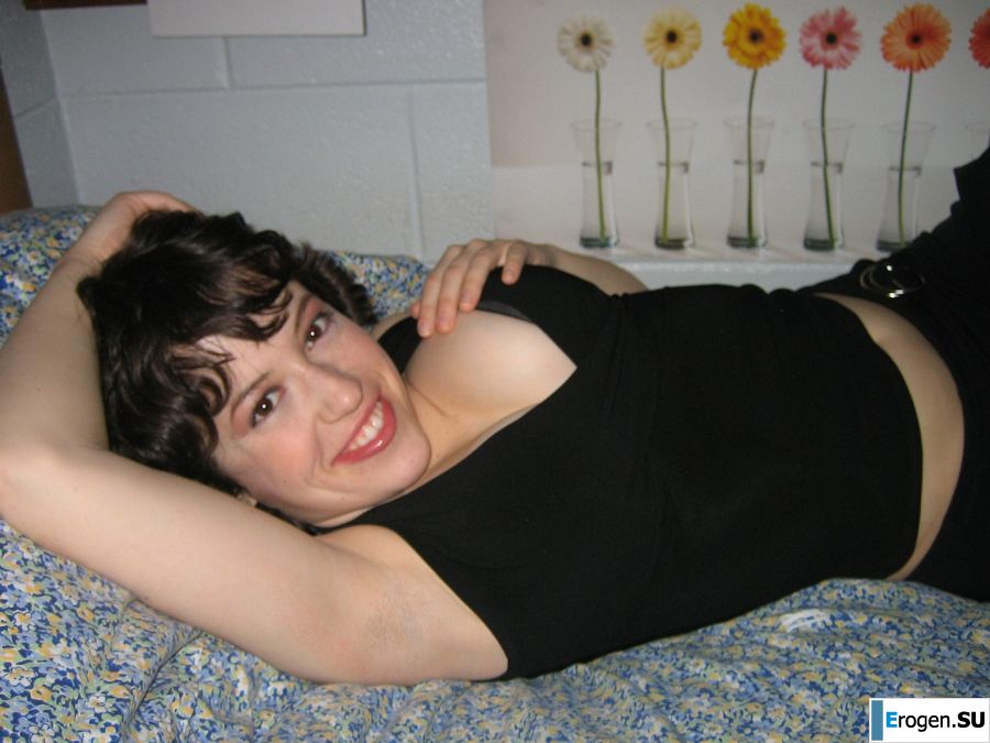 Mature chick pulled big boobs out of her bra. Slide 23