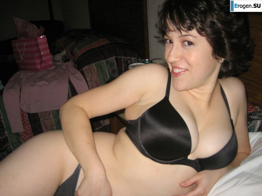 Mature chick pulled big boobs out of her bra. Slide 7