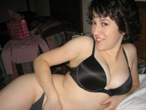 Mature chick pulled big boobs out of her bra. Thumbnail 7