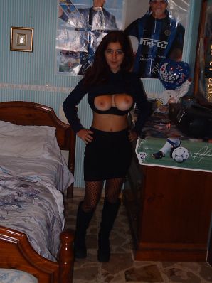 Passionate brunette showed her hairy pussy on vacation. Thumbnail 20