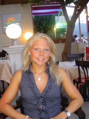 Slender sisters showed neat breasts on vacation. Thumbnail 3