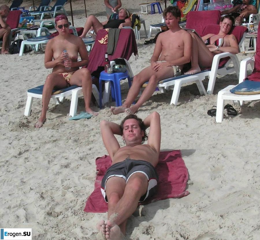 The girl showed boobs on vacation in the company of friends. Photo 12