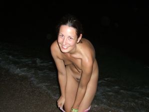 The girl undressed in the company of vacationers and showed an excellent figure. Thumbnail 20