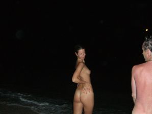 The girl undressed in the company of vacationers and showed an excellent figure. Thumbnail 22