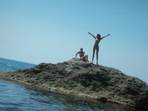 The girl undressed in the company of vacationers and showed an excellent figure. Thumbnail 30