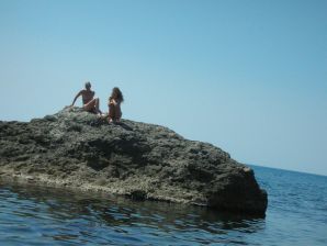 The girl undressed in the company of vacationers and showed an excellent figure. Thumbnail 31